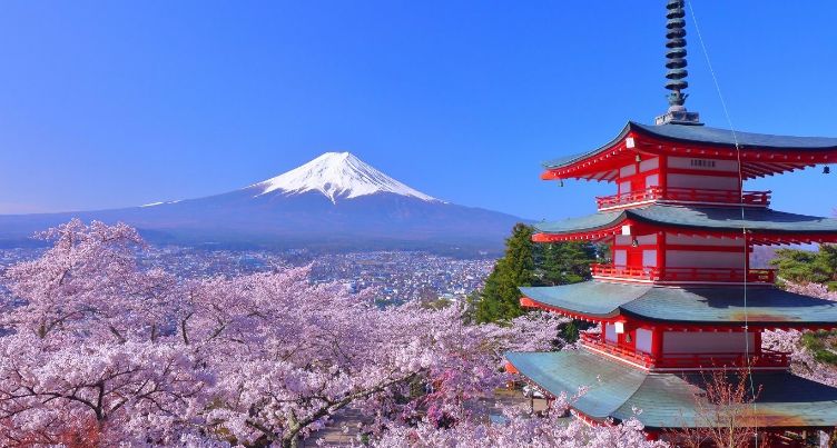 新倉山浅間公園から見える富士山と五重塔